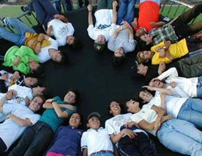 20070315222910-jovenes-circulo-jpg.jpg